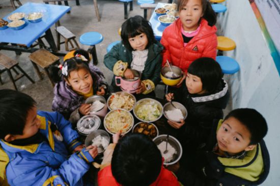 趣头条联手中国扶贫基金会为1458名小学生援建“爱心厨房”
